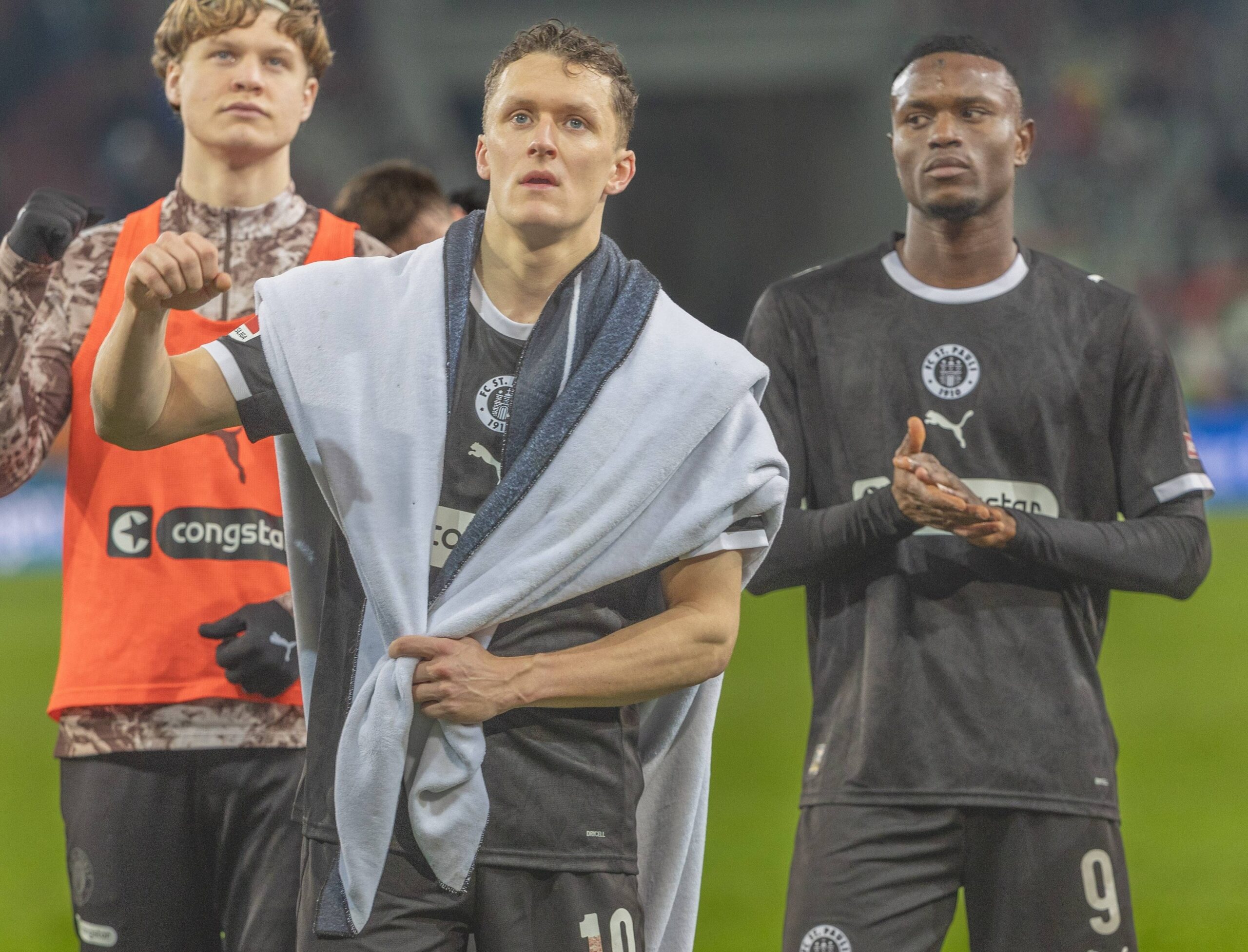 Martijn Kaars und Abdoulie Ceesay nach einem Spiel vor den Fans