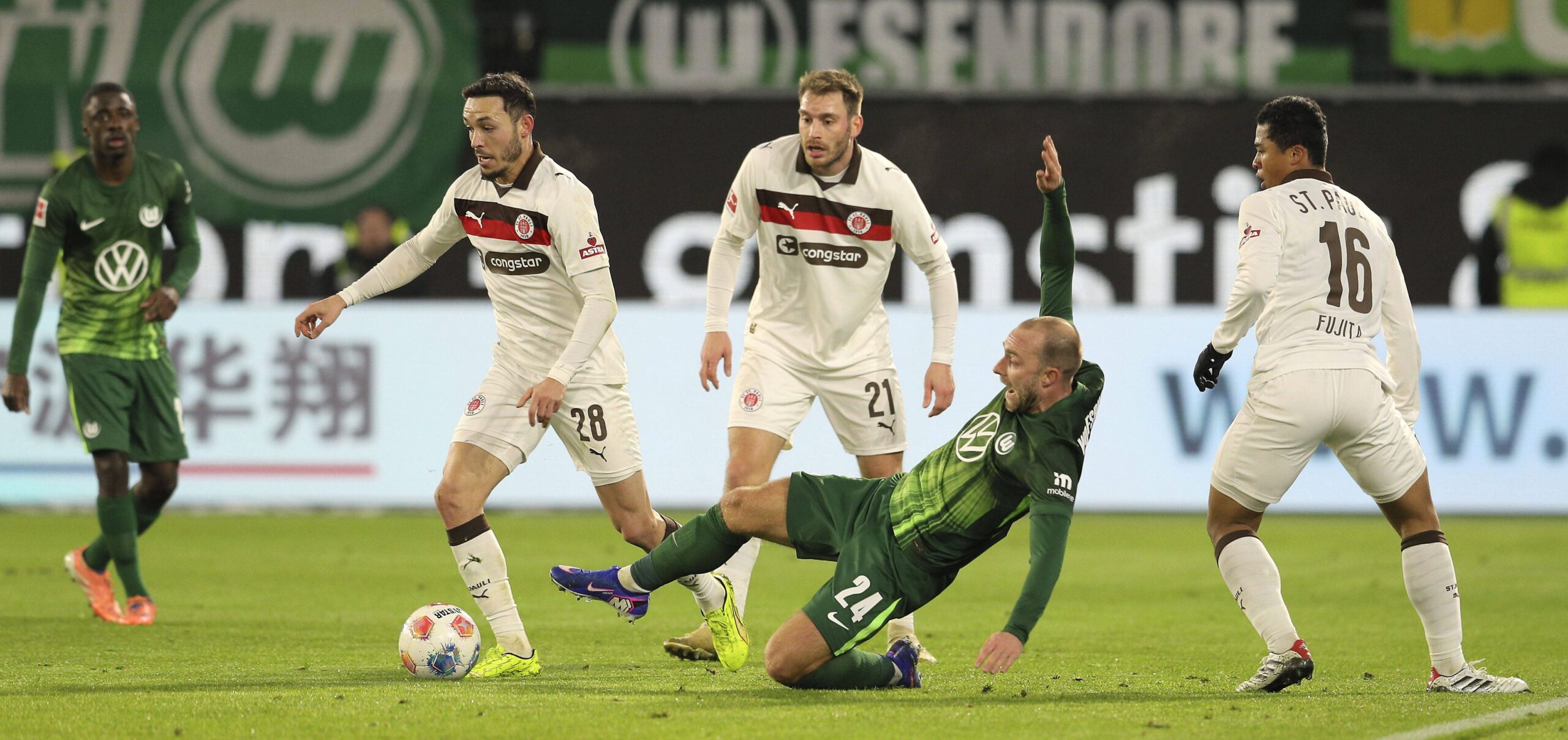 Wolfsburgs Eriksen gegen drei St. Paulianer
