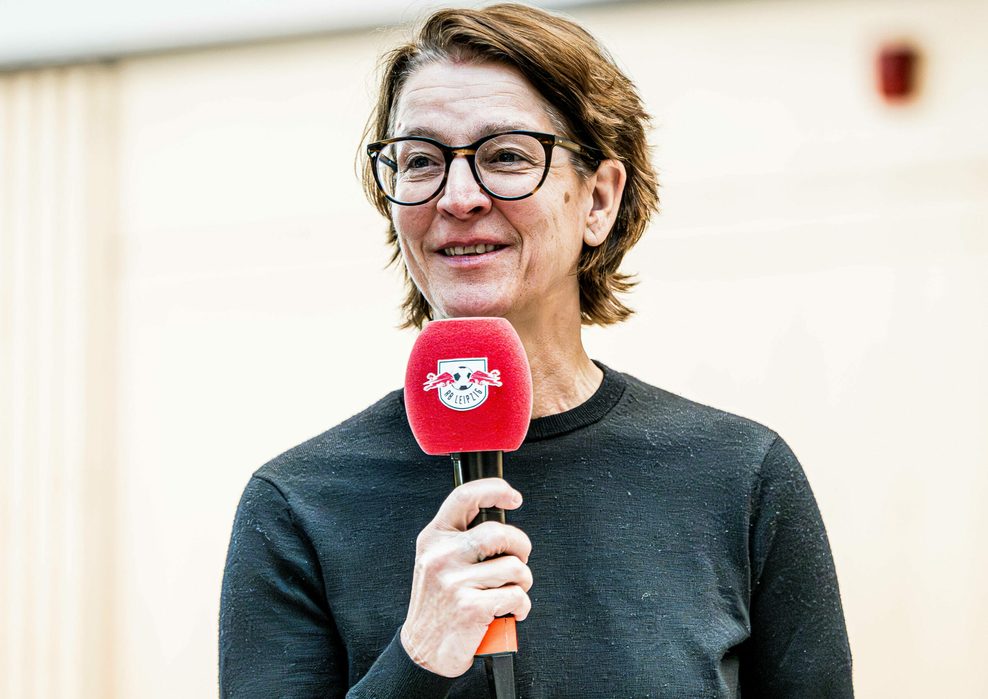Tatjana Haenni mit einem RB Leipzig Mikrofon in der Hand