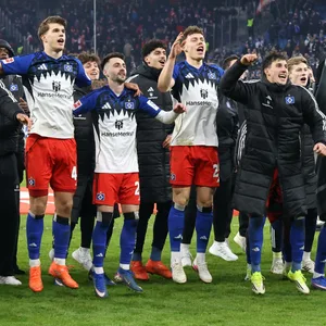 HSV-Profis feiern nach Union-Spiel vor der Kurve