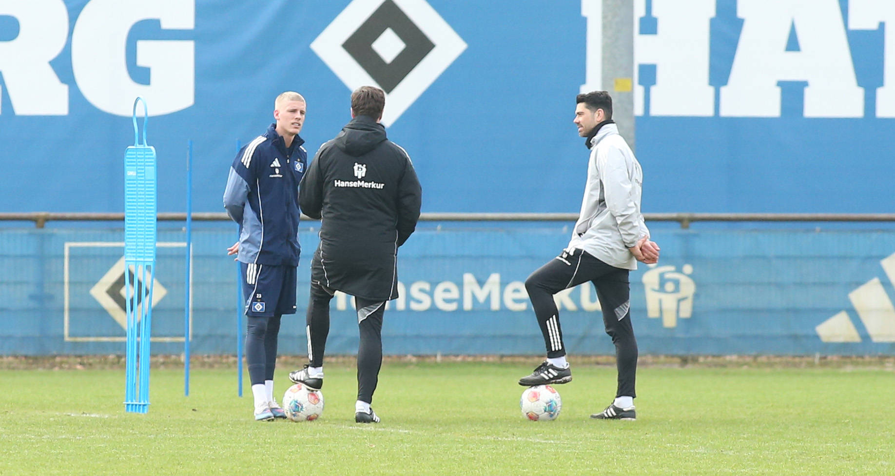 HSV-Coach Merlin Polzin spricht auf dem Trainingsplatz mit Albert Grønbæk.