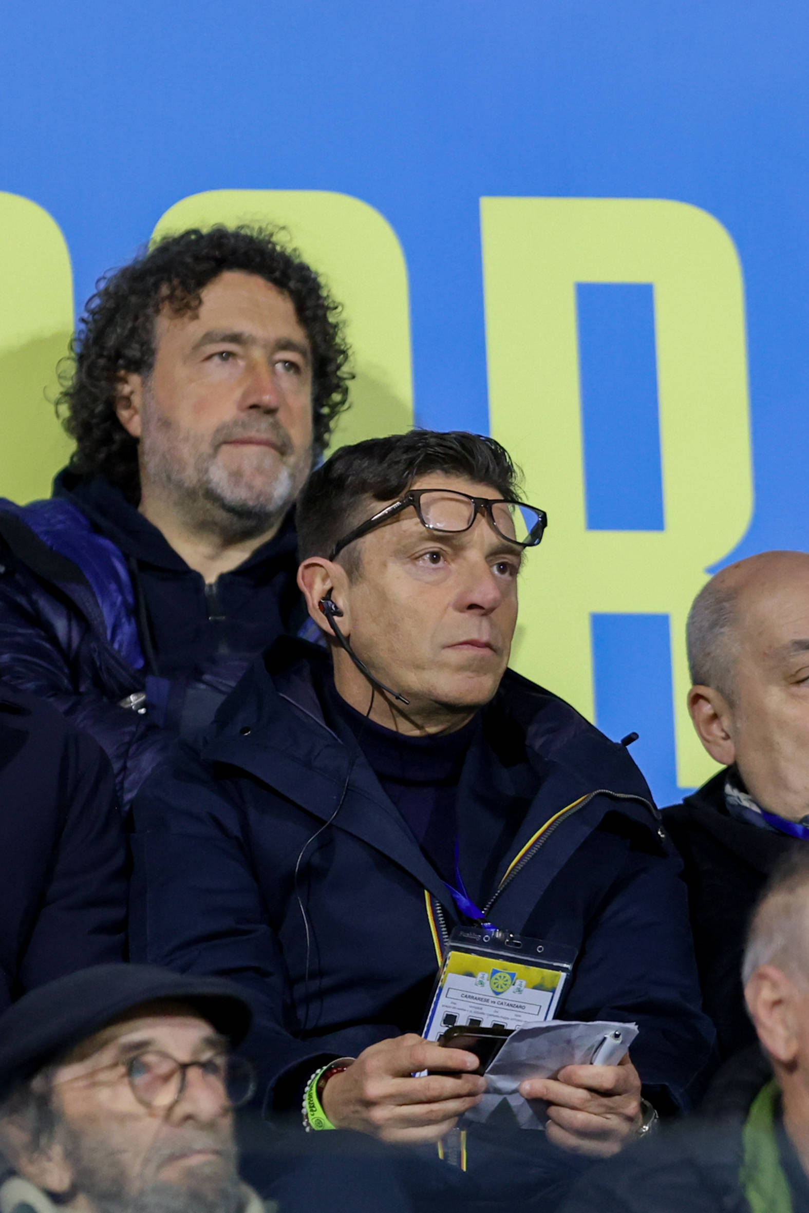 Gianluca Rocchi sitzt auf einer Tribüne.