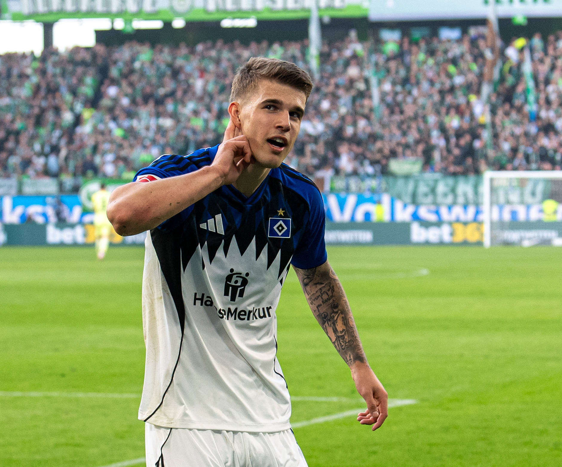 Luka Vuskovic hält beim Jubeln seinen Finger ans Ohr
