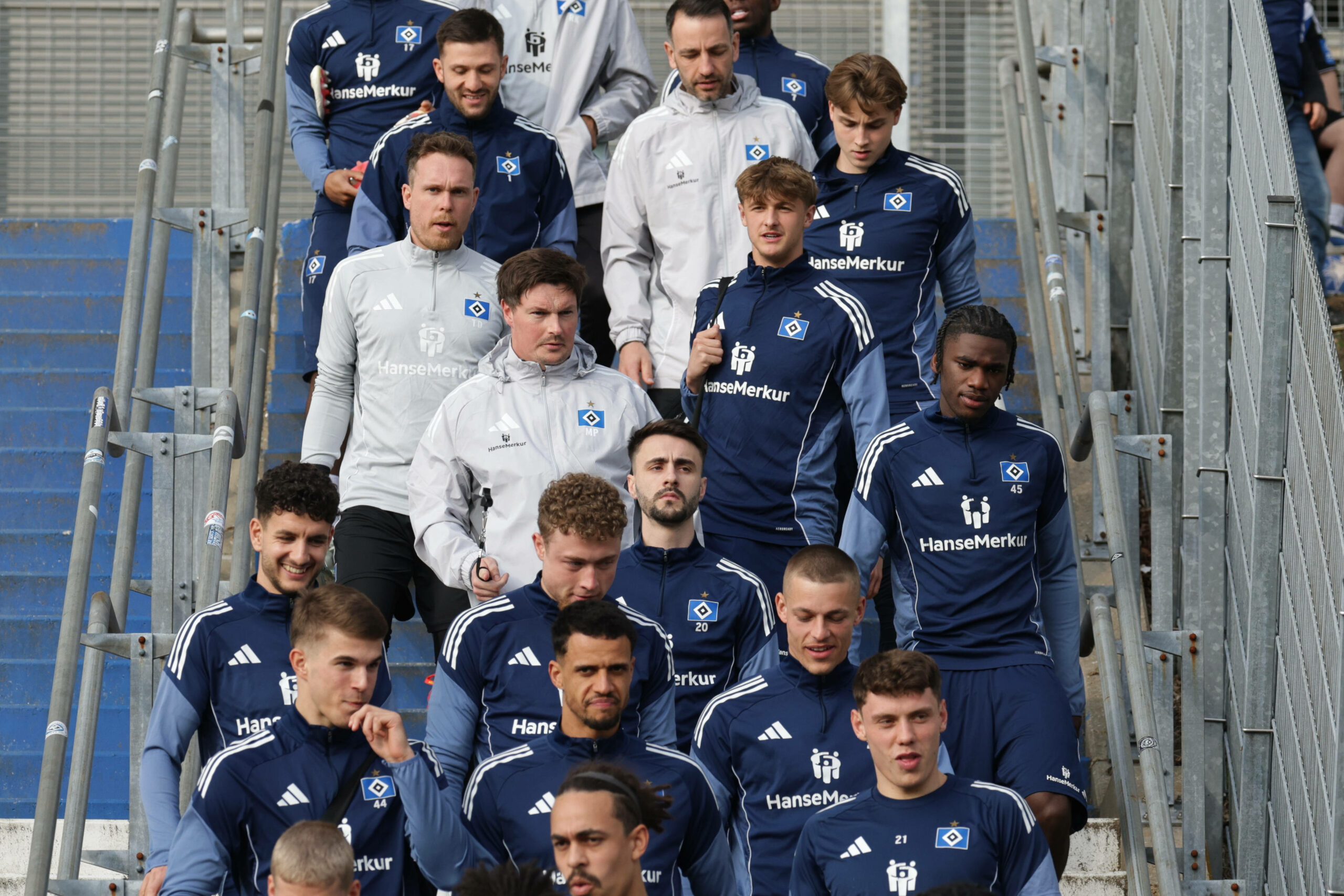 Merlin Polzin mit Teilen seiner Mannschaft auf dem Weg zum Trainingsplatz.