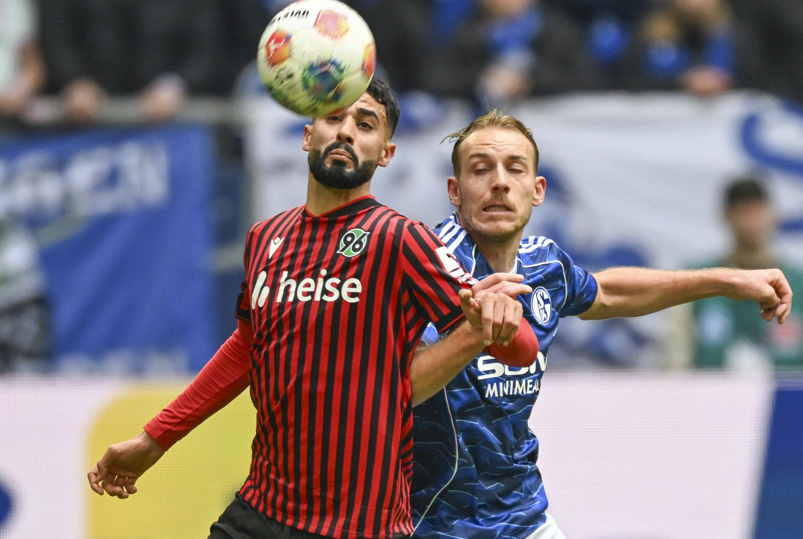 Elias Saad im Duell mit Schalkes Timo Becker