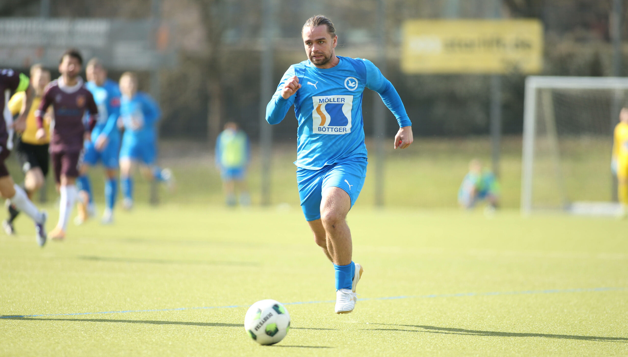 Johann Buttler führt den Ball