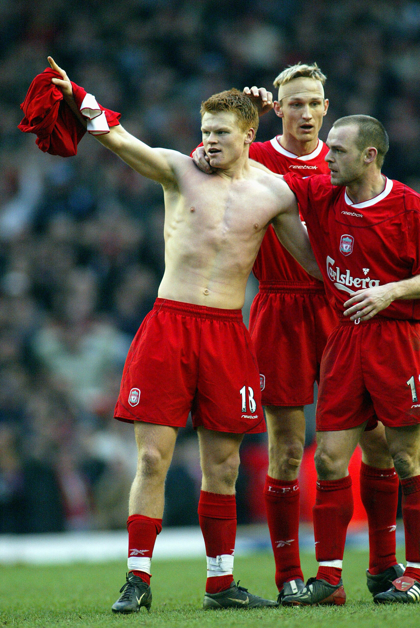 John Arne Riise jubelt mit ausgezogenem Trikot