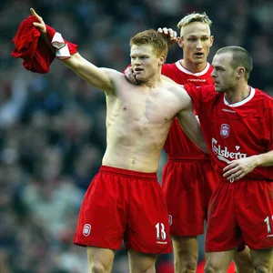 John Arne Riise jubelt mit ausgezogenem Trikot
