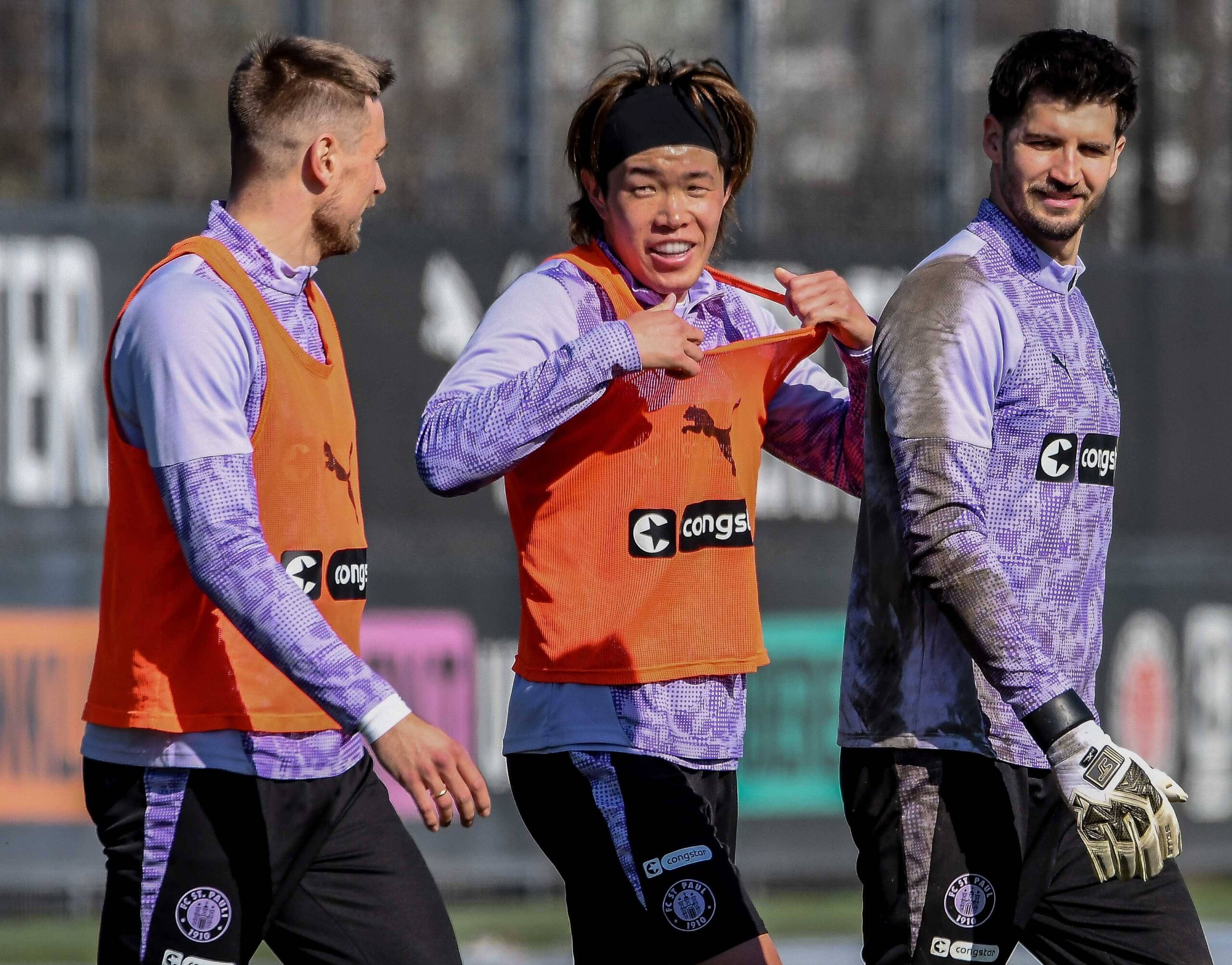 Tomoya Ando mit Hauke Wahl und Nikola Vasilj