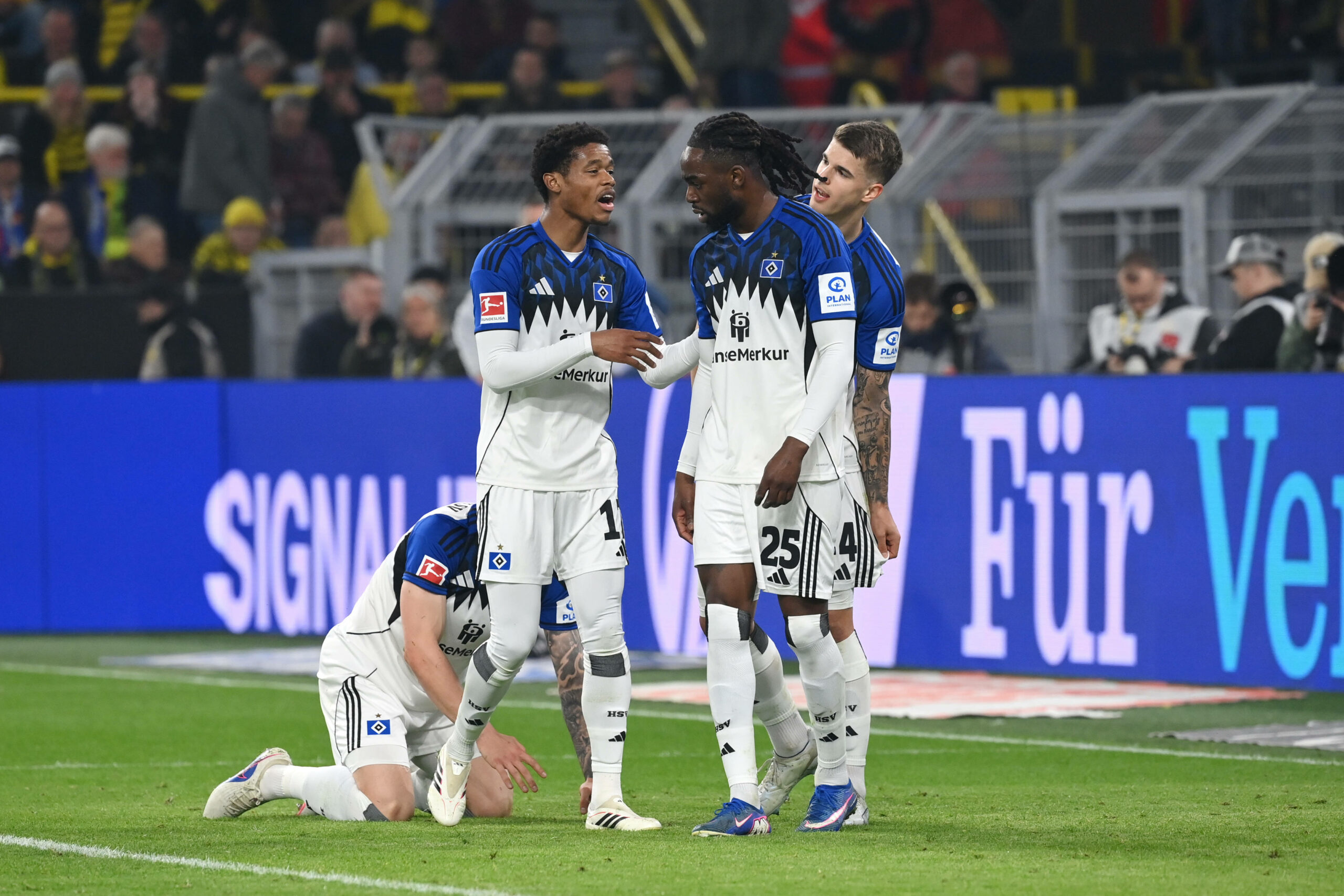 Warmed Omari, Jordan Torunarigha und Luka Vuskovic auf dem Spielfeld im Gespräch