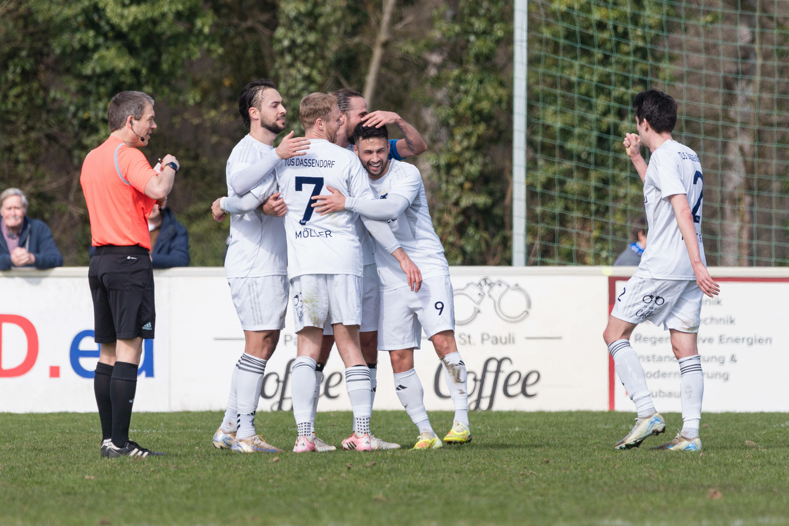Dassendorf-Spieler jubeln