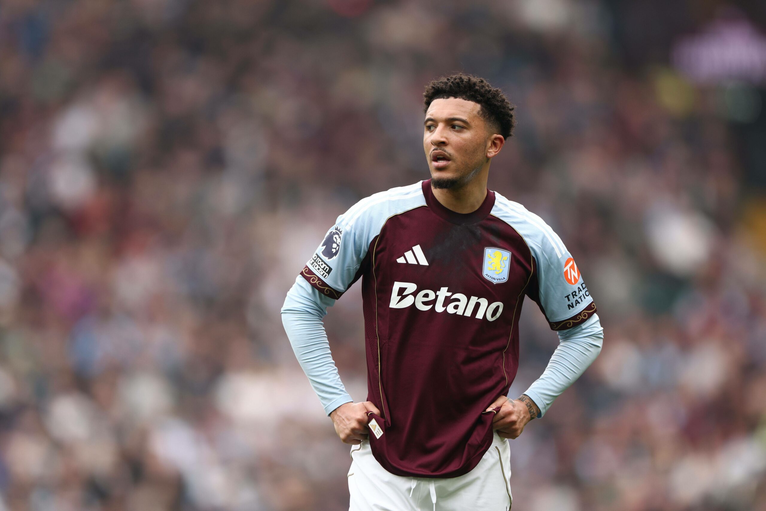 Jadon Sancho steht im Aston Villa Trikot auf dem Platz