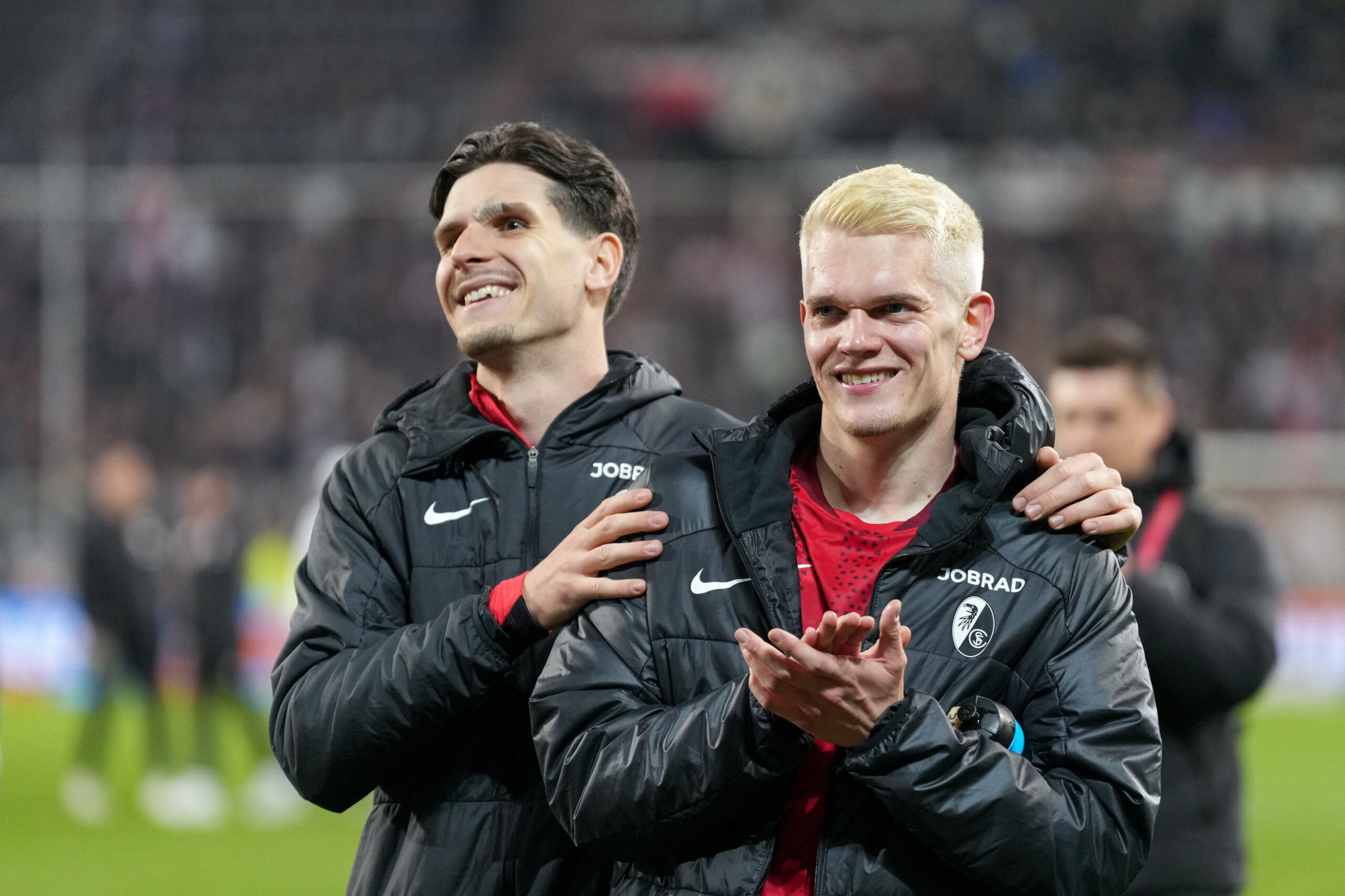 Igor Matanovic legt seine Hände auf Matthias Ginters Schultern.