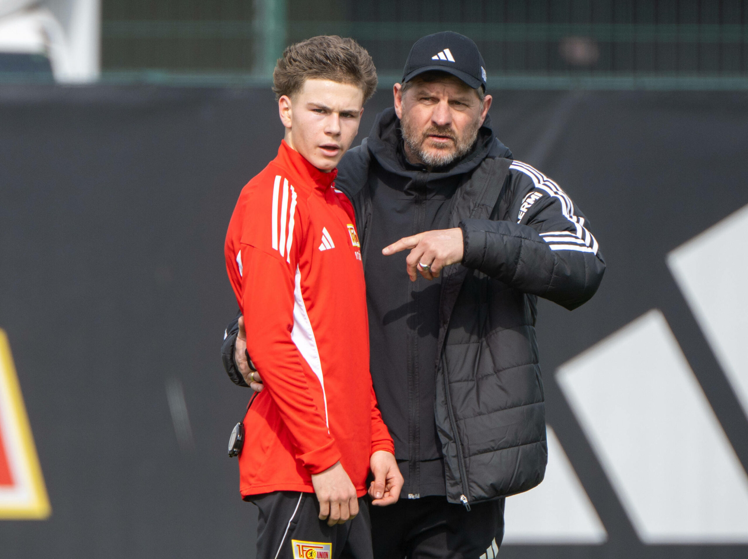 Steffen Baumgart gibt Union Berlins Supertalent Linus Güther Anweisungen im Training