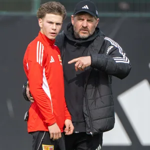 Steffen Baumgart gibt Union Berlins Supertalent Linus Güther Anweisungen im Training