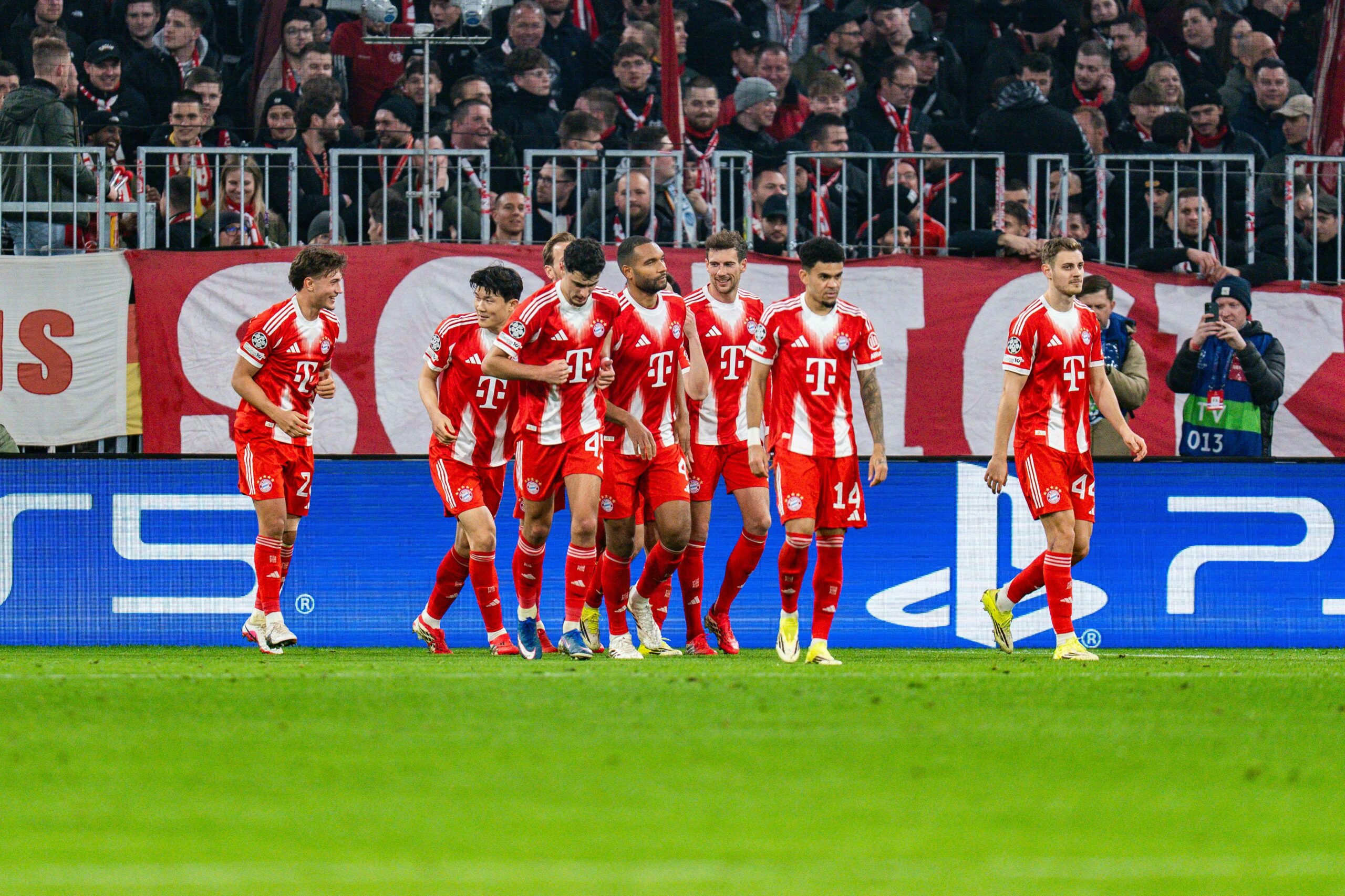 FC Bayern Jubeltraube nach einem Tor