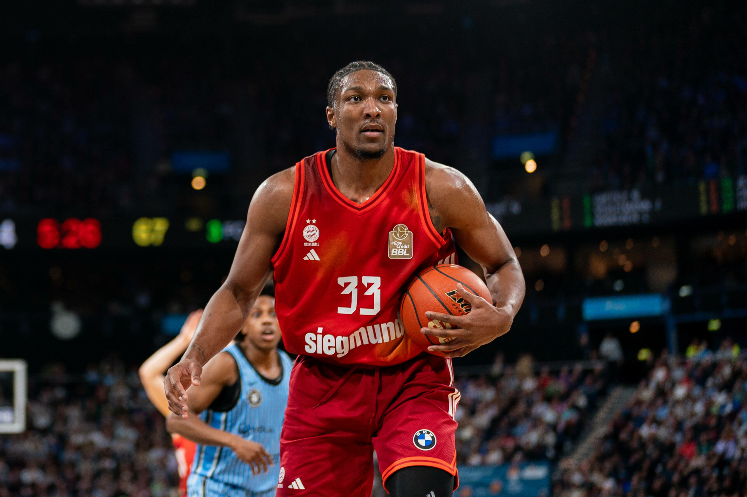 David McCormack für den FC Bayern am Ball