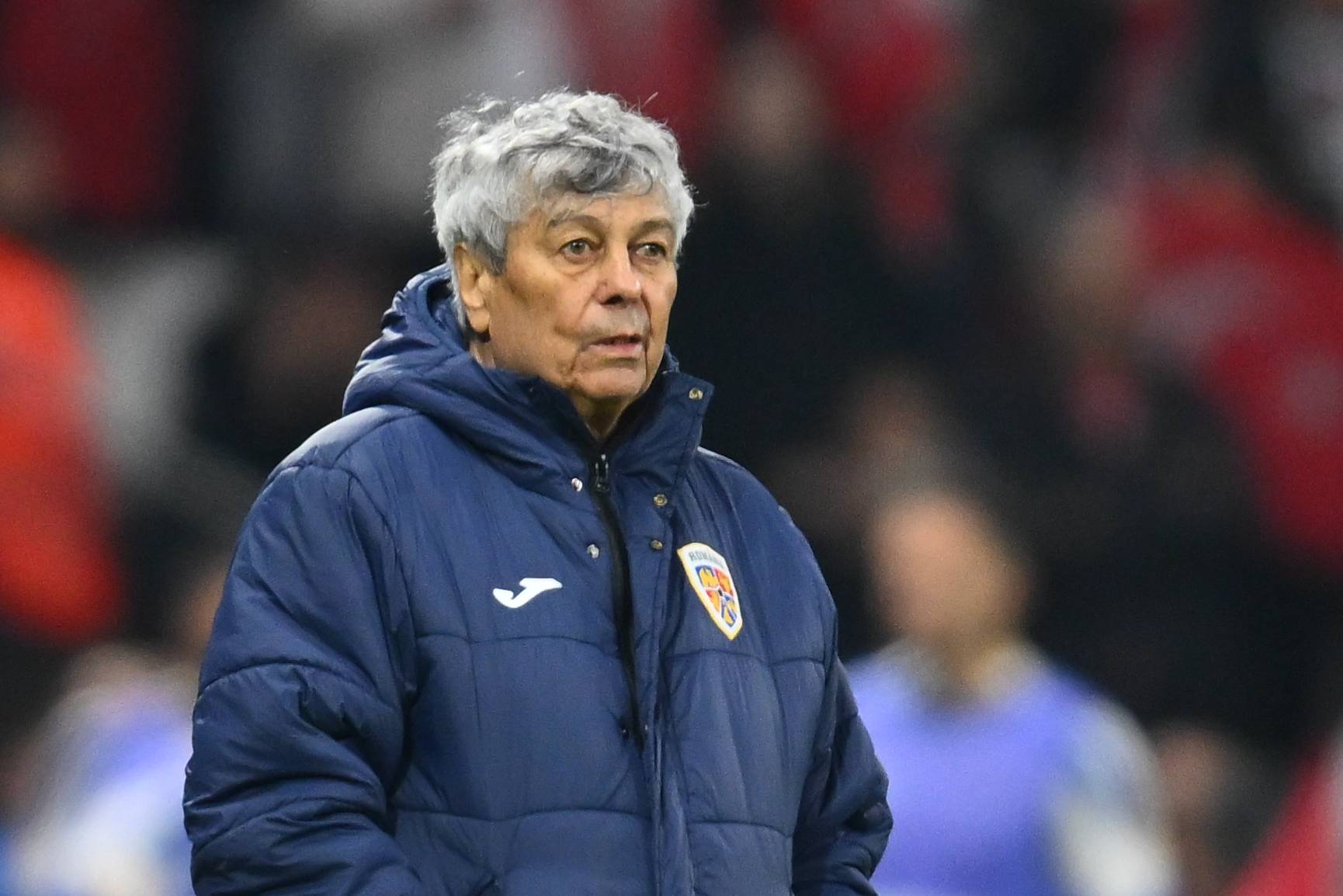 Mircea Lucescu mit Händen in der Tasche während des Playoff-Spiels gegen die Türkei.
