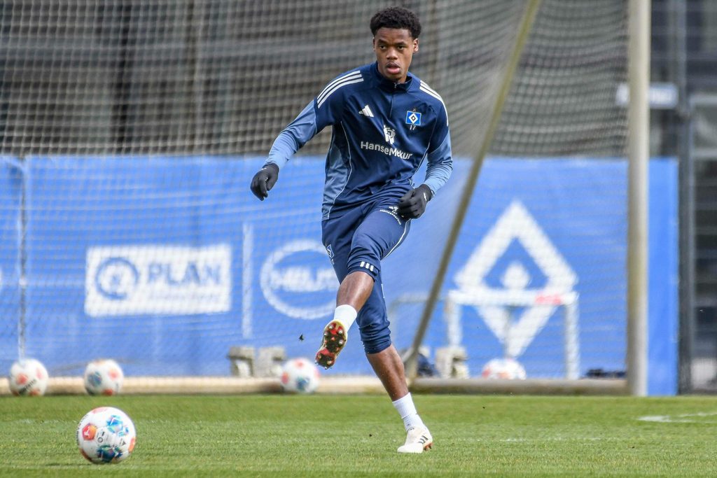 Warmed Omari spielt im Training einen Pass