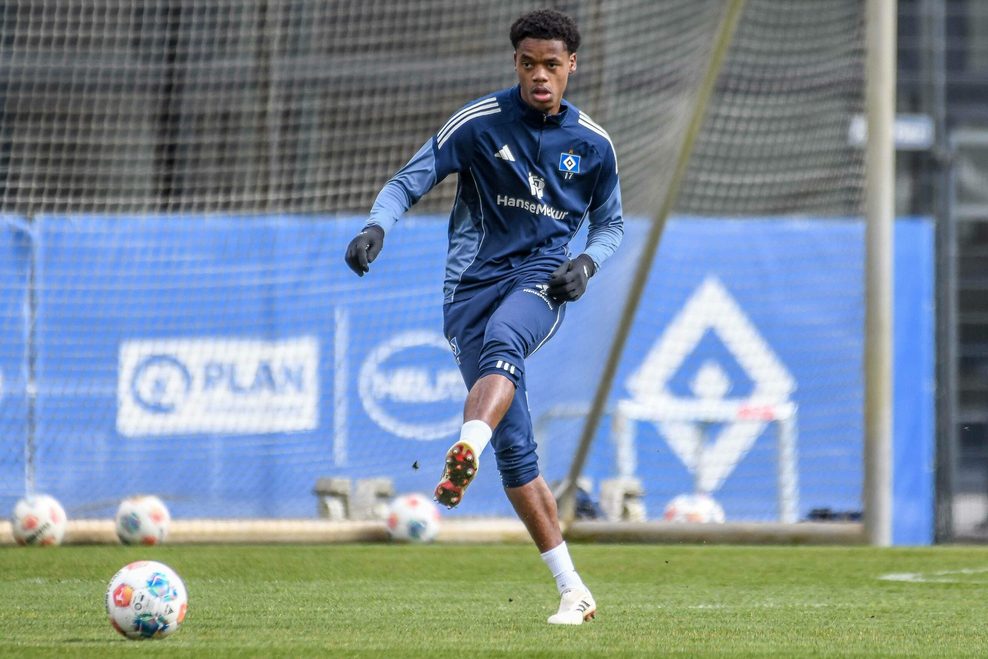 Warmed Omari spielt im Training einen Pass