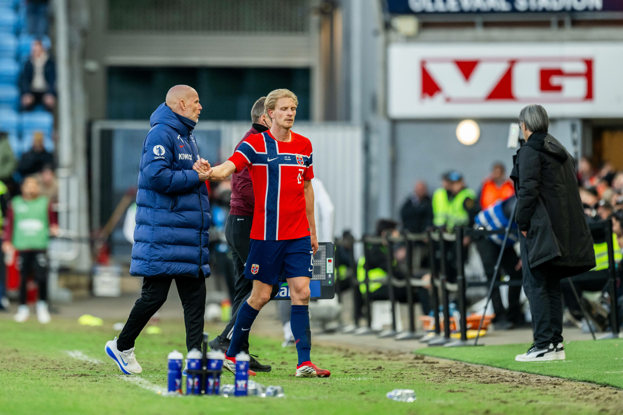 Norwegischer Nationaltrainer Stale Solbakken und Morten Thorsby am Spielfeld