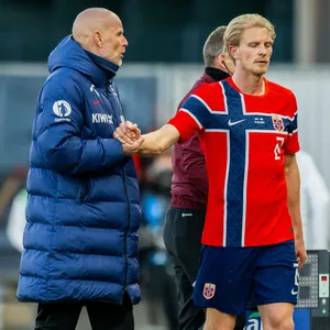 Norwegischer Nationaltrainer Stale Solbakken und Morten Thorsby am Spielfeld