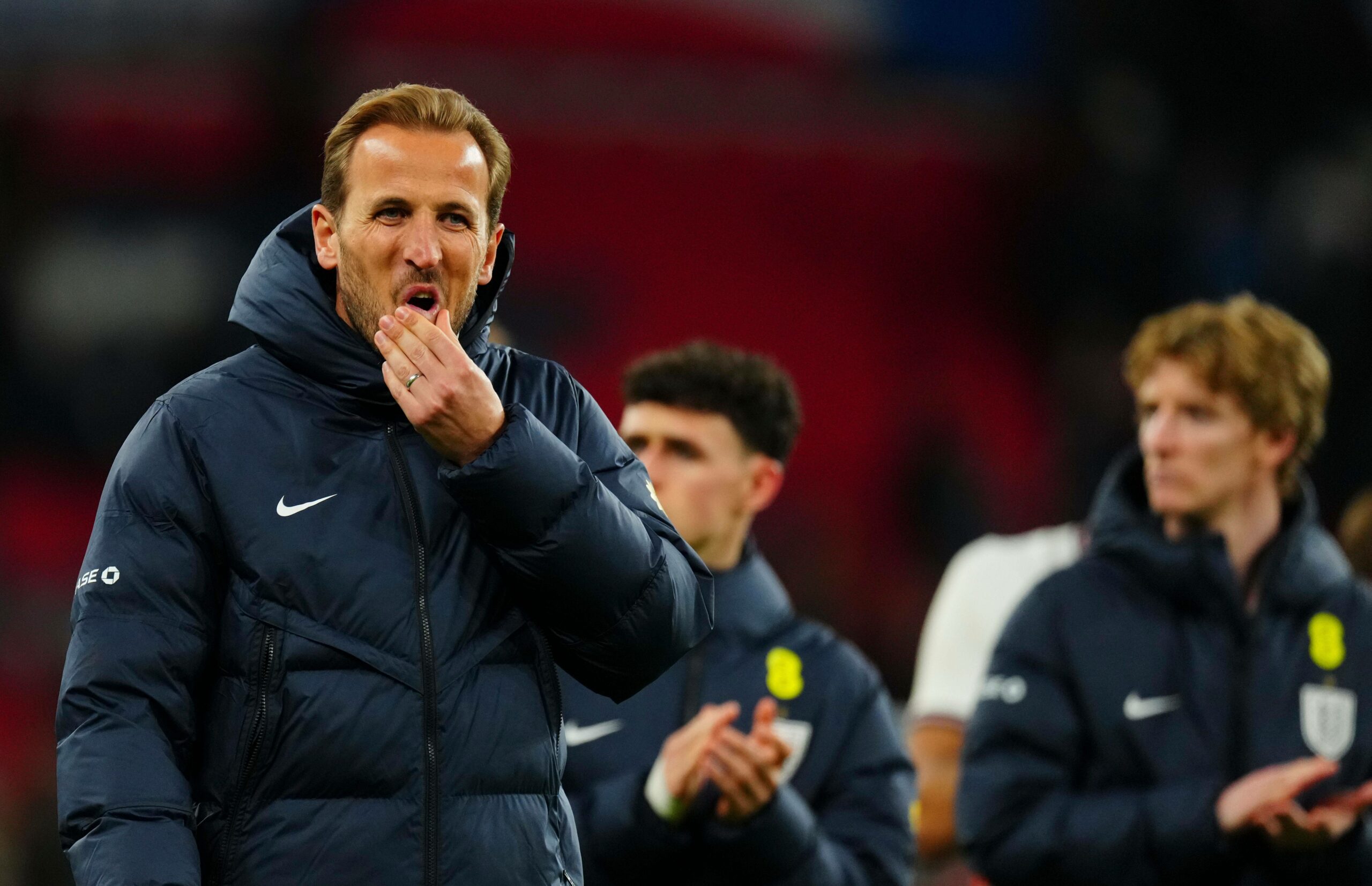 Harry Kane fässt sich ans Kinn