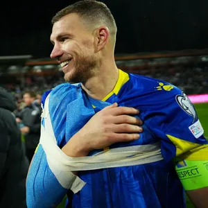 Edin Dzeko nach Abpfiff mit seinem Arm in einer Schlinge