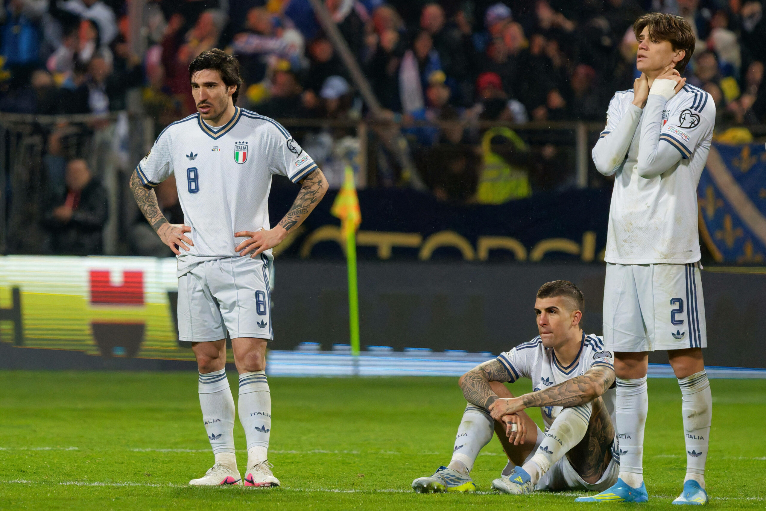 italienische Spieler gefrustet nach einer Niederlage. Italien braucht einen neuen Nationaltrainer.