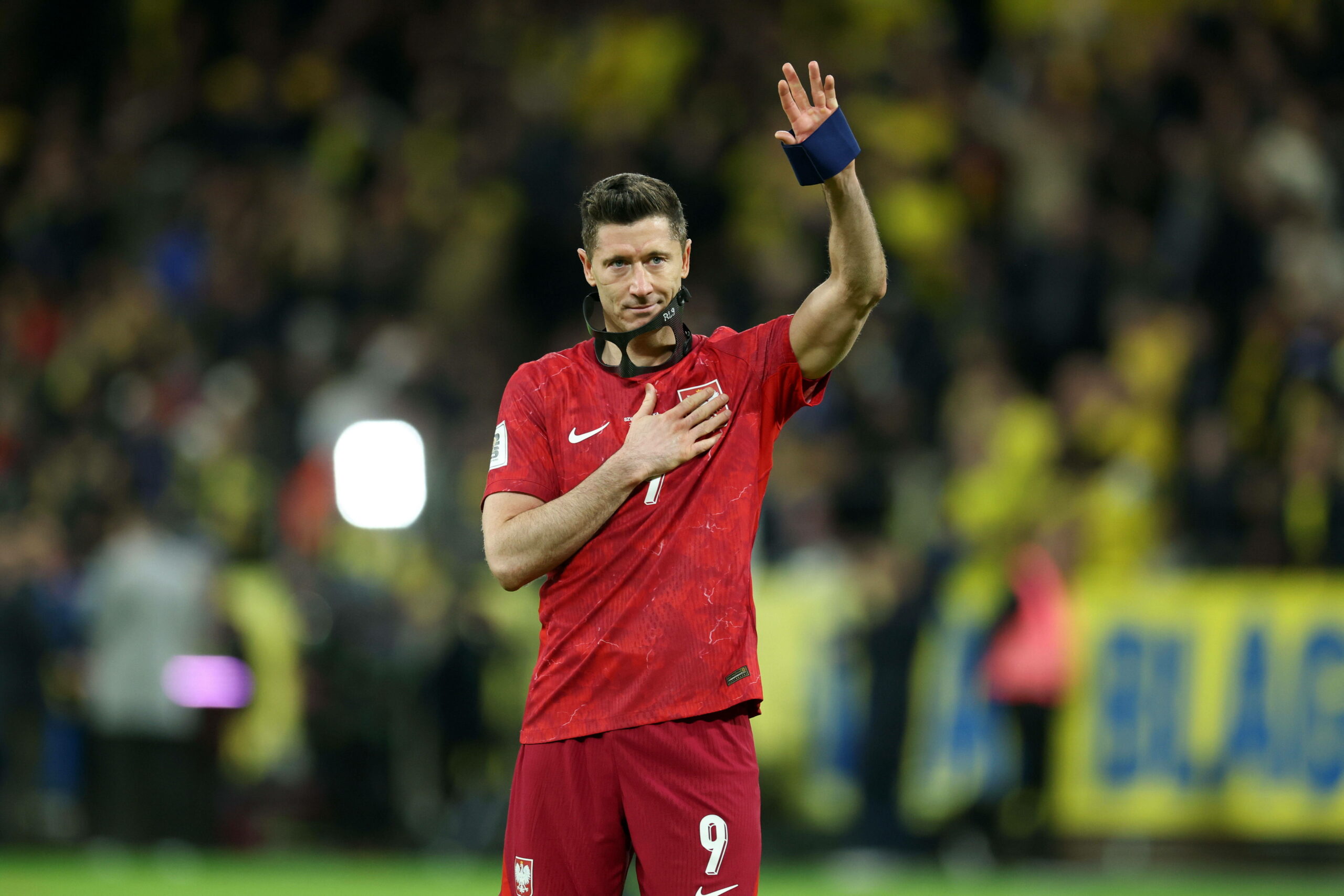 Lewandowski nach Abpfiff mit Tränen in den Augen und erhobener Hand