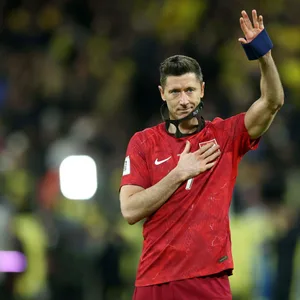 Lewandowski nach Abpfiff mit Tränen in den Augen und erhobener Hand