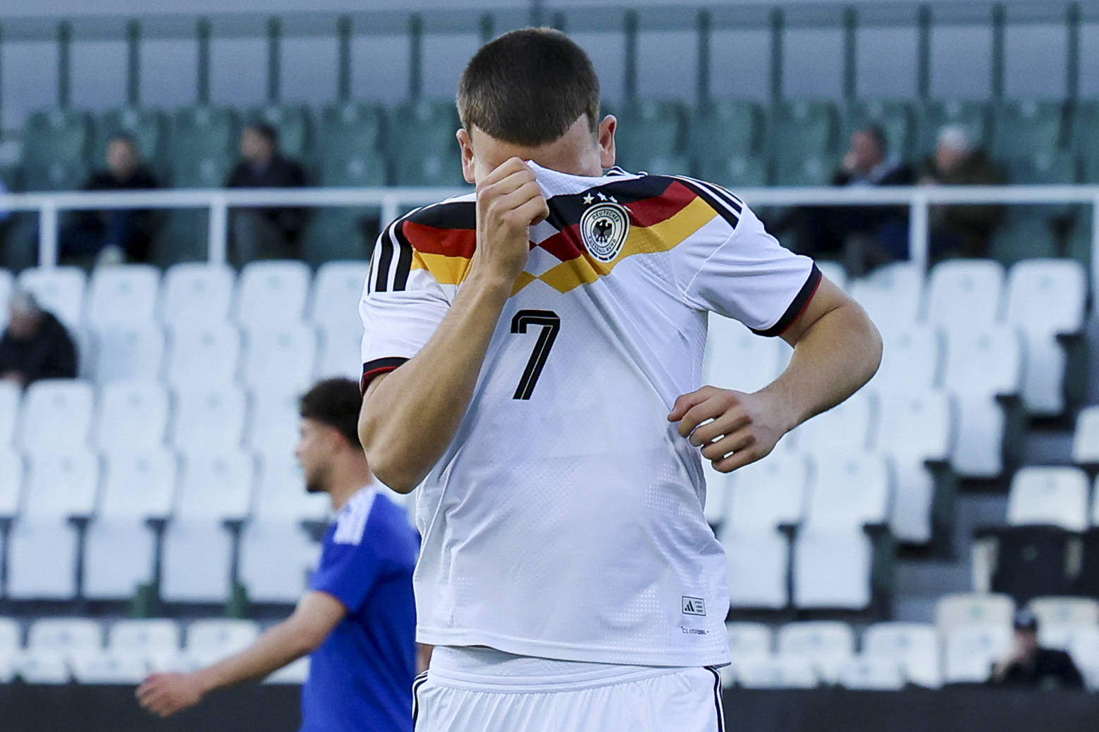 Said EL Mala weint und verdeckt die Tränen mit seinem Trikot