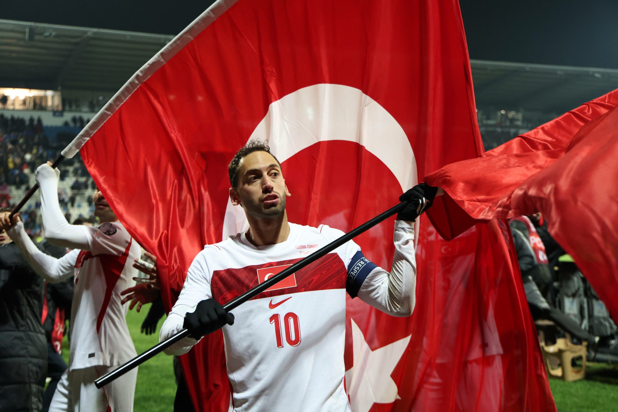 Hakan Çalhanoğlu mit einer Türkei-Fahne