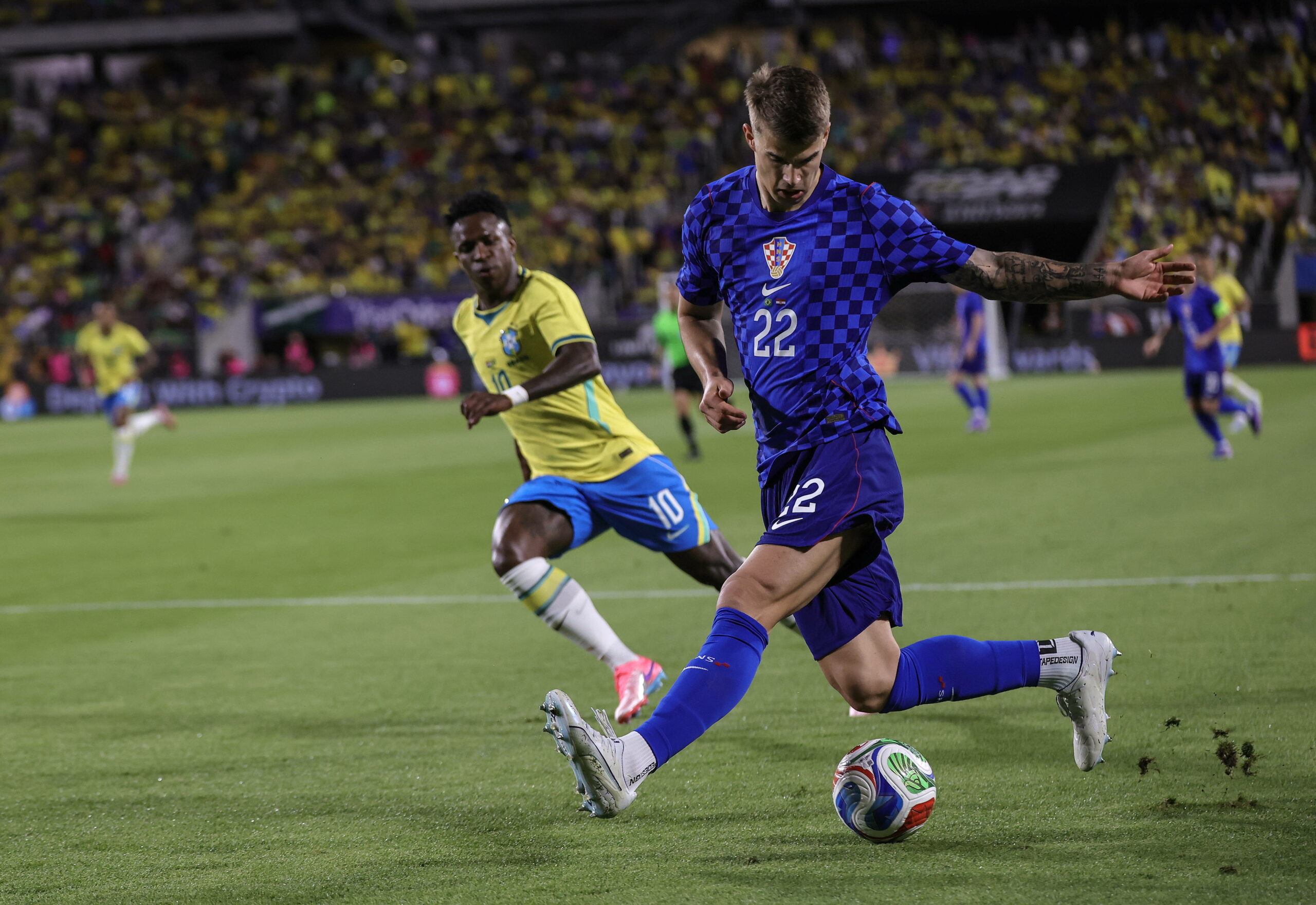 Luka Vuskovic am Ball vor Vinícius Júnior