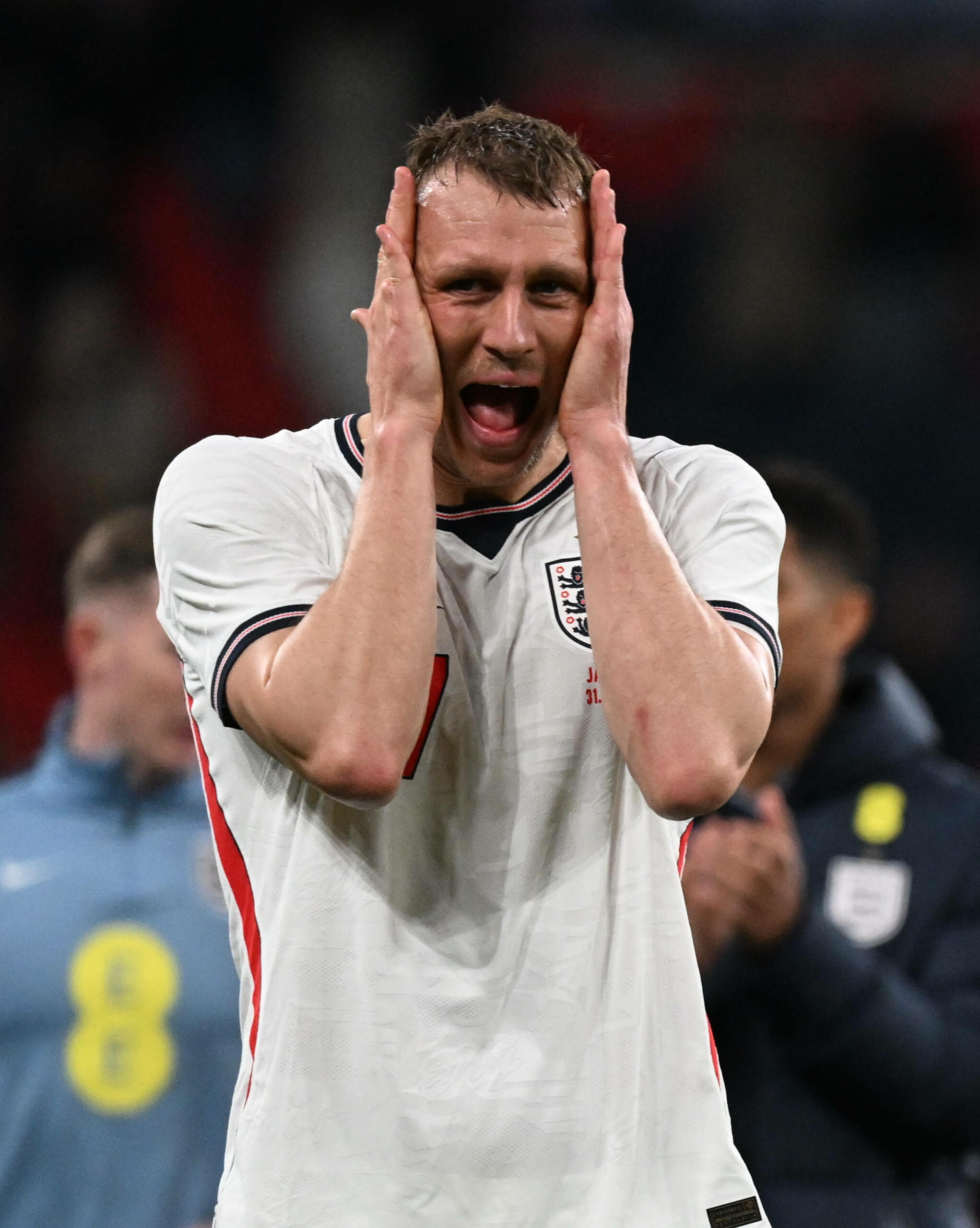 Dan Burn schägt sich die Hände vor dem Gesicht zusammen