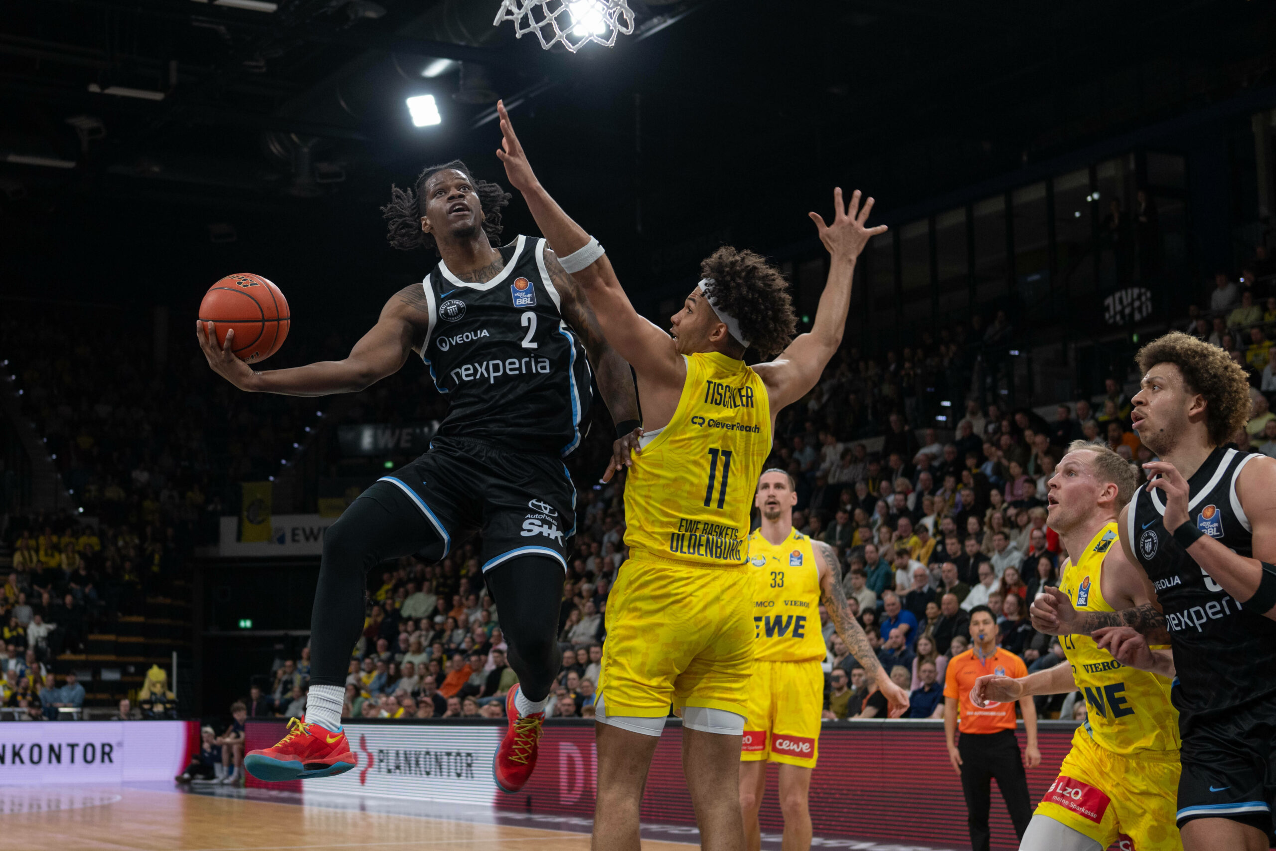 LJ Thorpe von den Hamburg Towers in Oldenburg am Ball