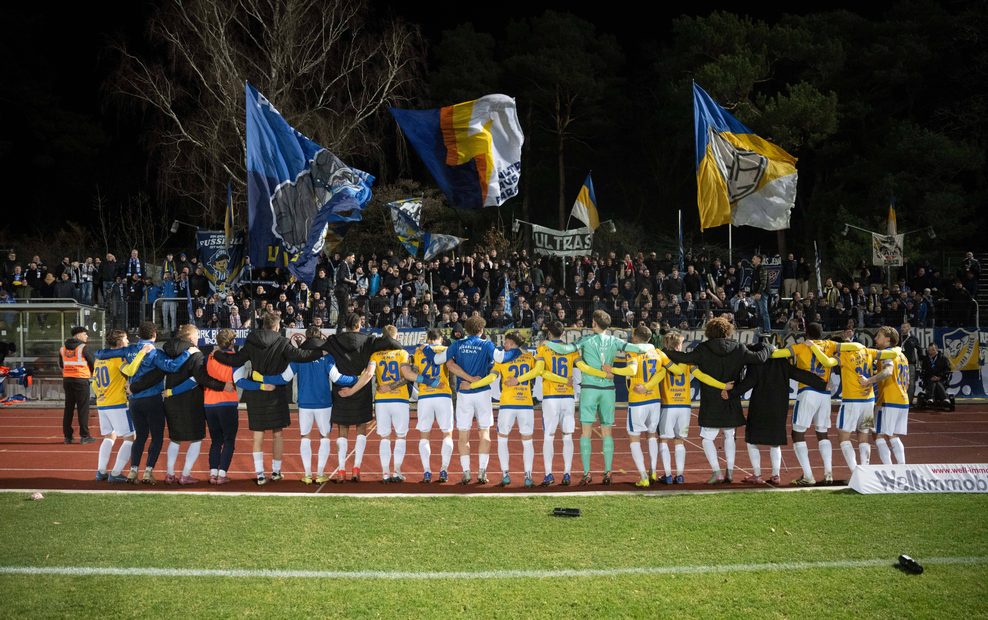Carl Zeiss Jena feiert einen Auswärtssieg in der Regionalliga Nordost mit seinen Fans