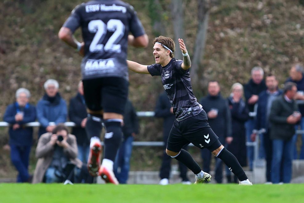 Matchwinner Nick Selutin bejubelt das Tor des Tages.