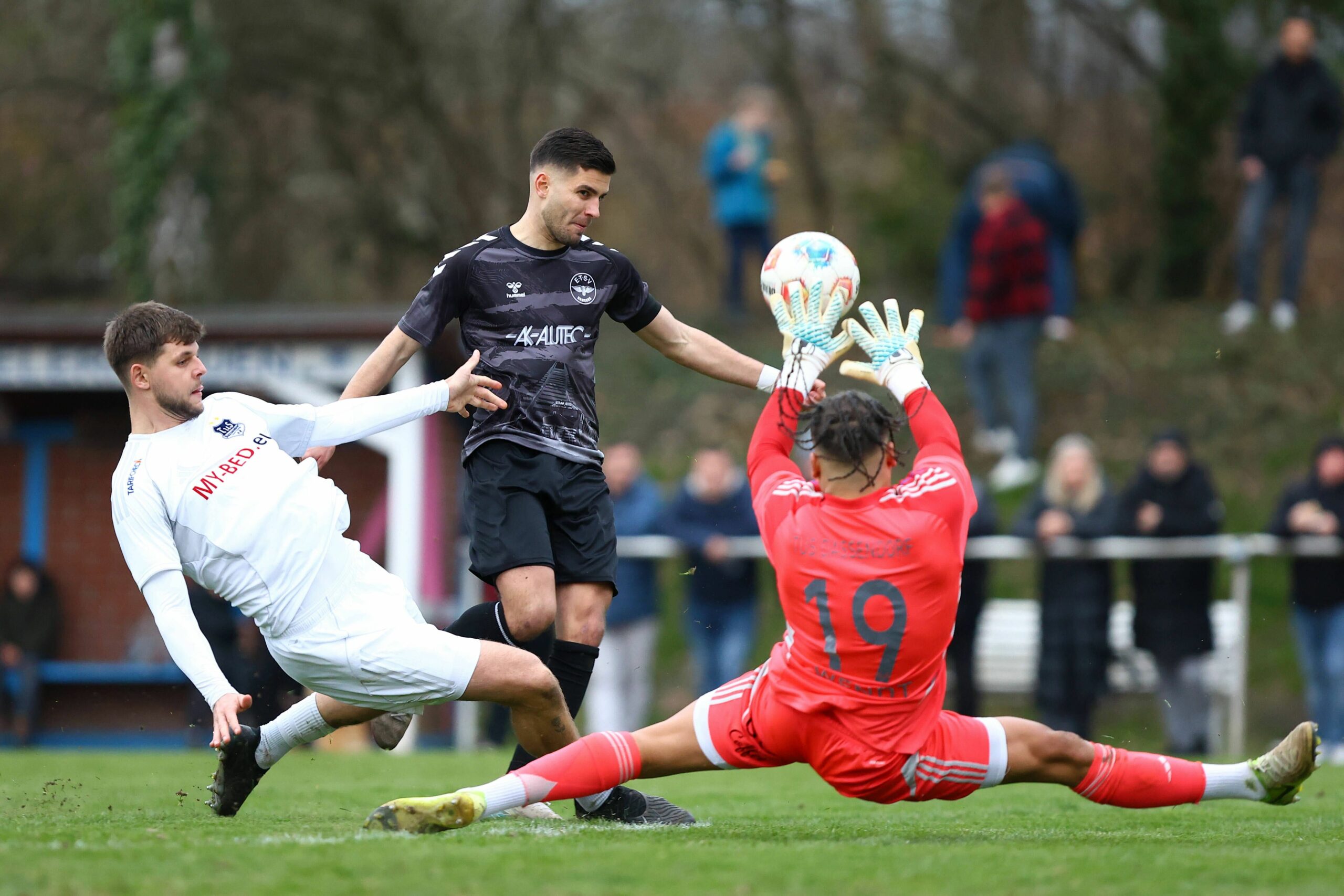 Das Spitzenspiel zwischen Dassendorf und dem ETSV war hart umkämpft.IMAGO / Niklas Heiden