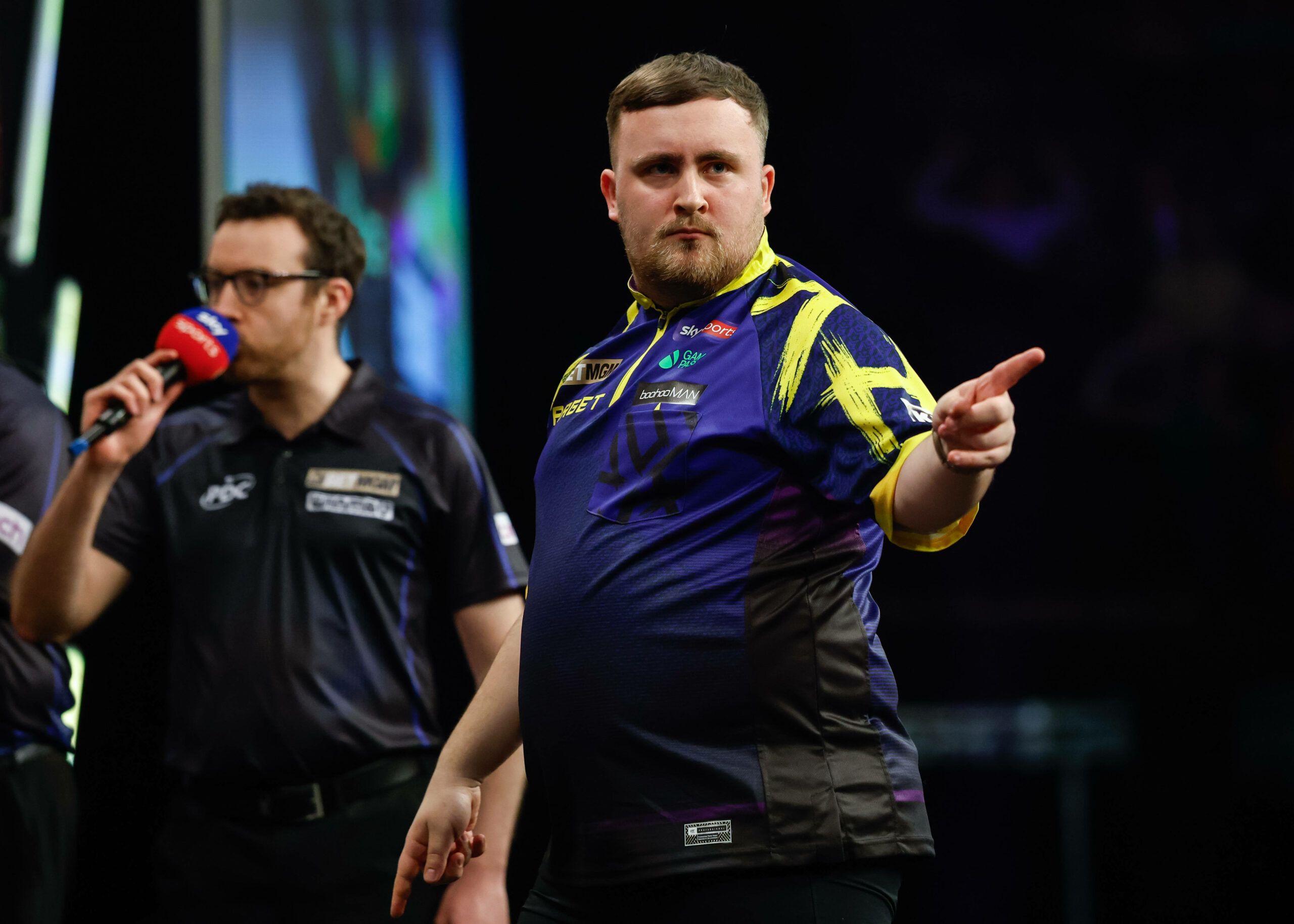 Luke Littler während seines Dart-Spiels in Manchester gegen Gian van Veen