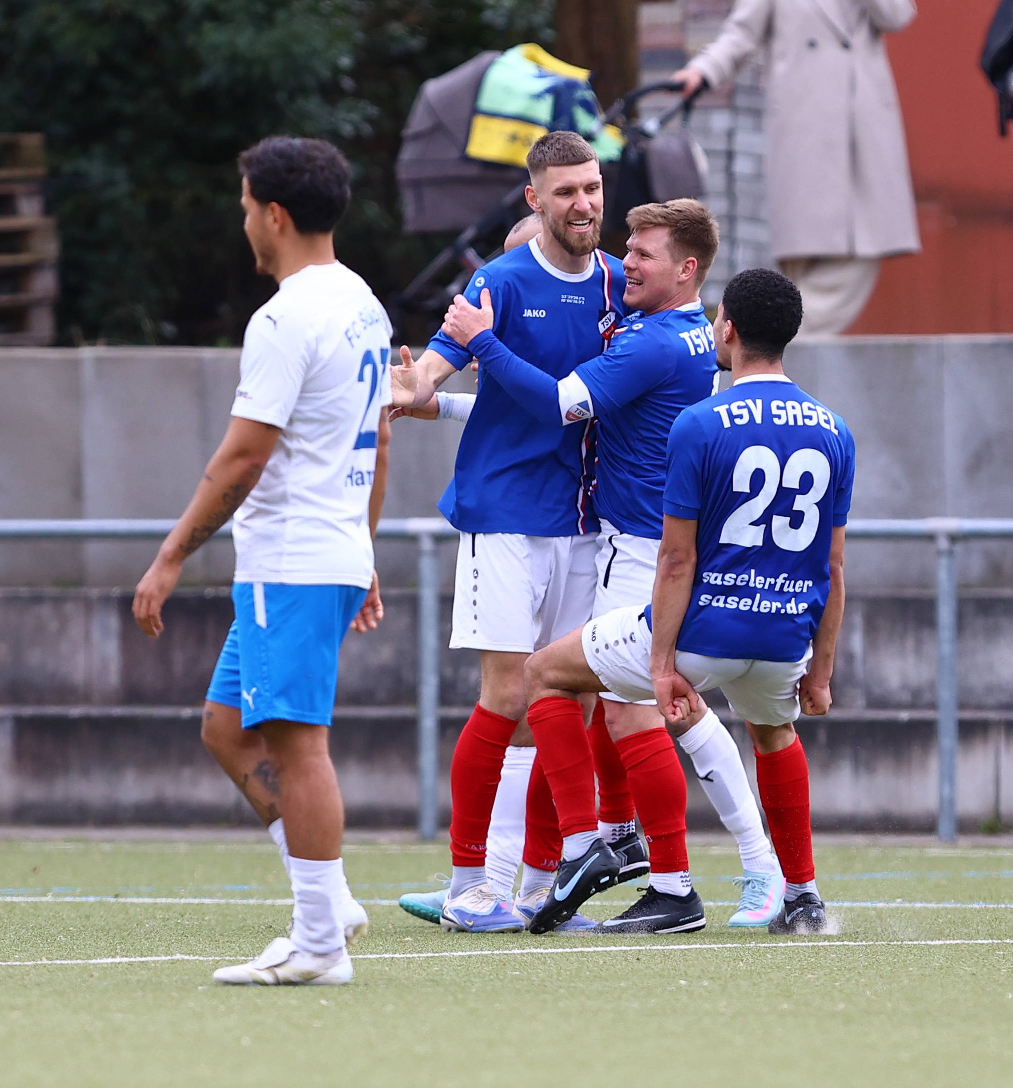 Selim Ajkic vom TSV Sasel bejubelt mit seinen Teamkollegen ein Tor in der Oberliga Hamburg