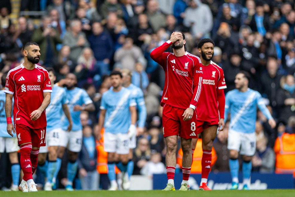 Mohammed Salah, Dominik Szoboszlai und Joe Gomez sichtlich enttäuscht nach der Niederlage gegen Manchester City