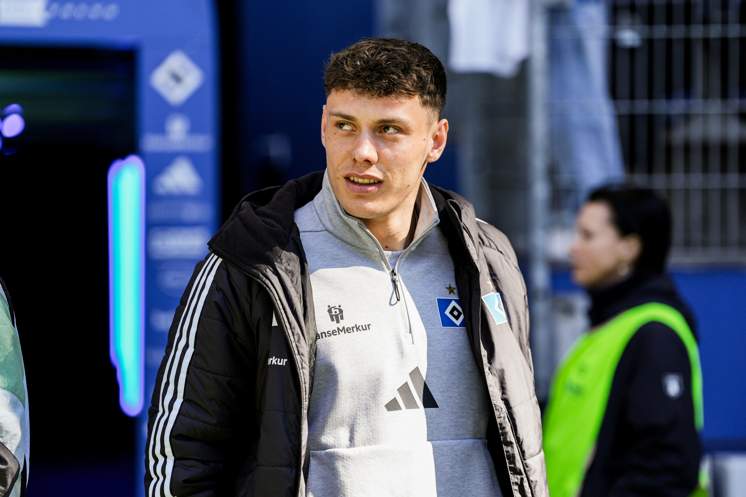 HSV-Profi Nicolai Remberg vor der Partie gegen Augsburg im Stadion.