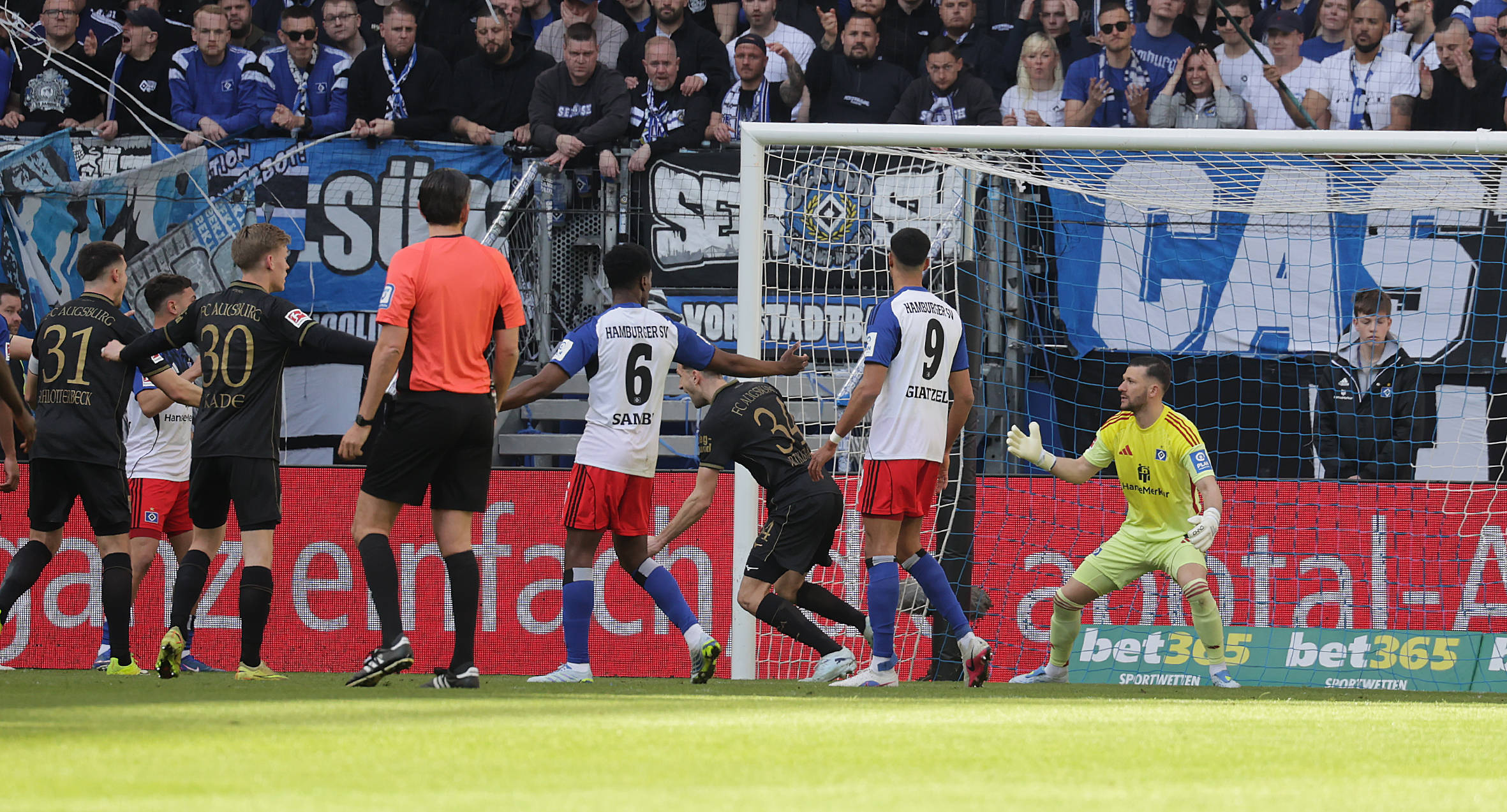 Arthur Chaves erzielt das 1:0 für Augsburg und dreht zum Jubeln ab.