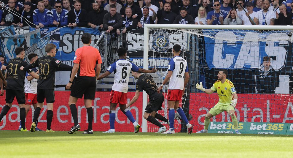 Arthur Chaves erzielt das 1:0 für Augsburg und dreht zum Jubeln ab.