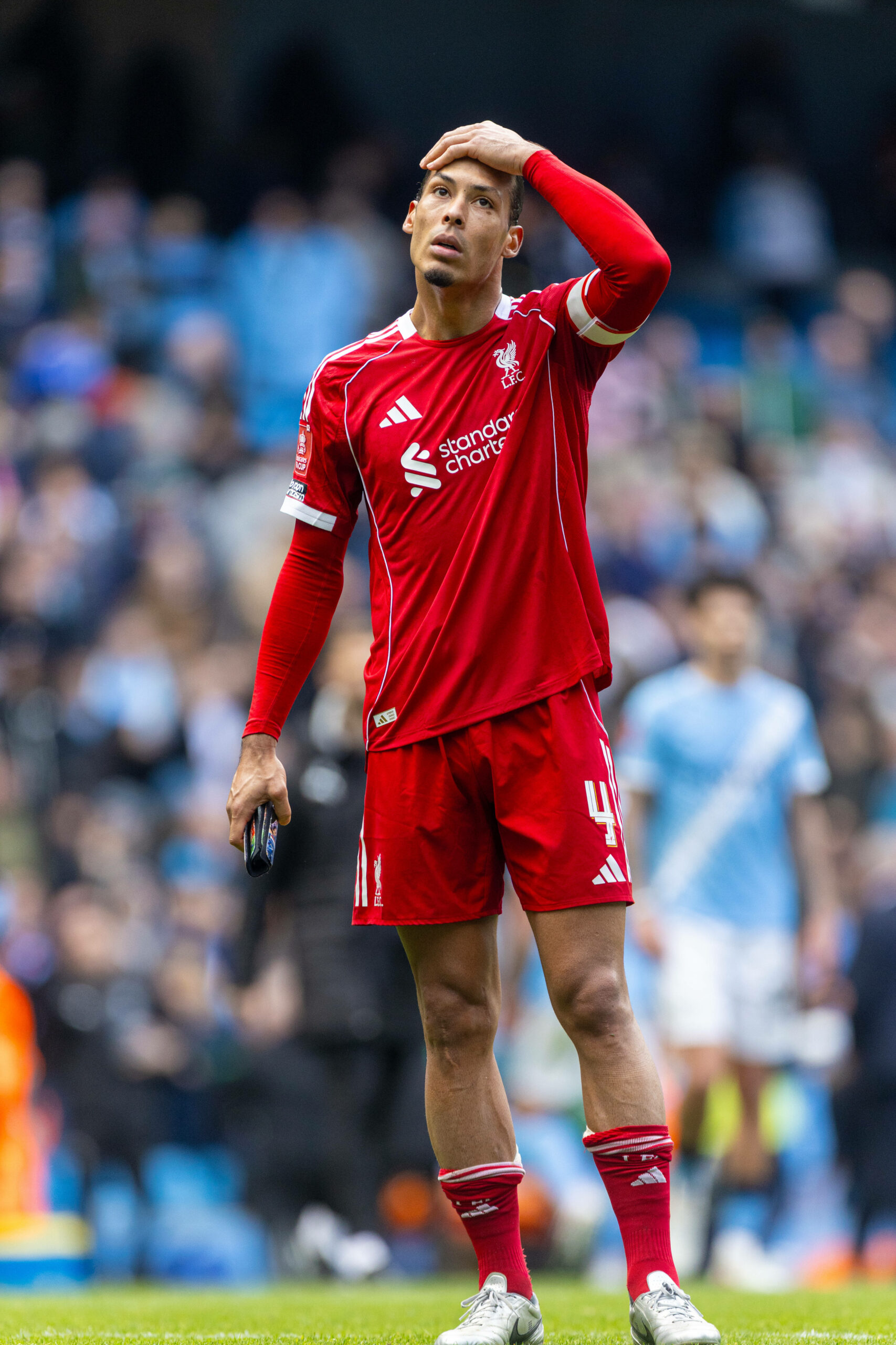 Virgil van Dijk fässt sich an den Kopf