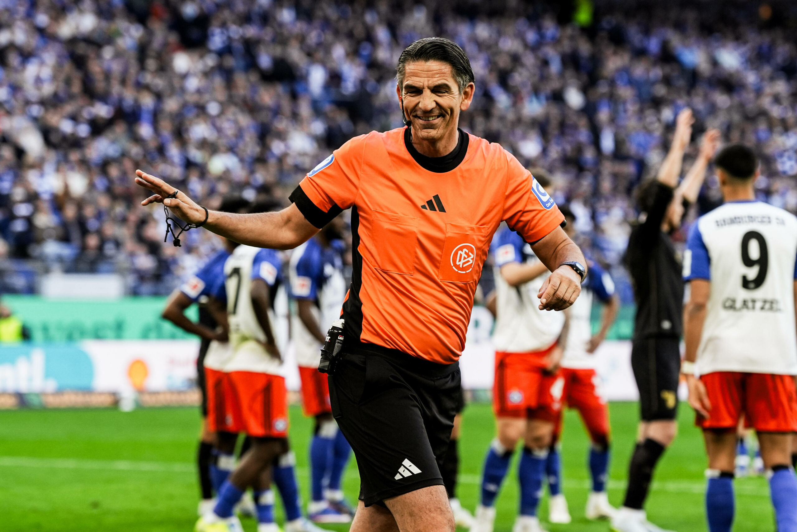 Schiedsrichter Deniz Aytekin während der Partie des HSV gegen Augsburg.