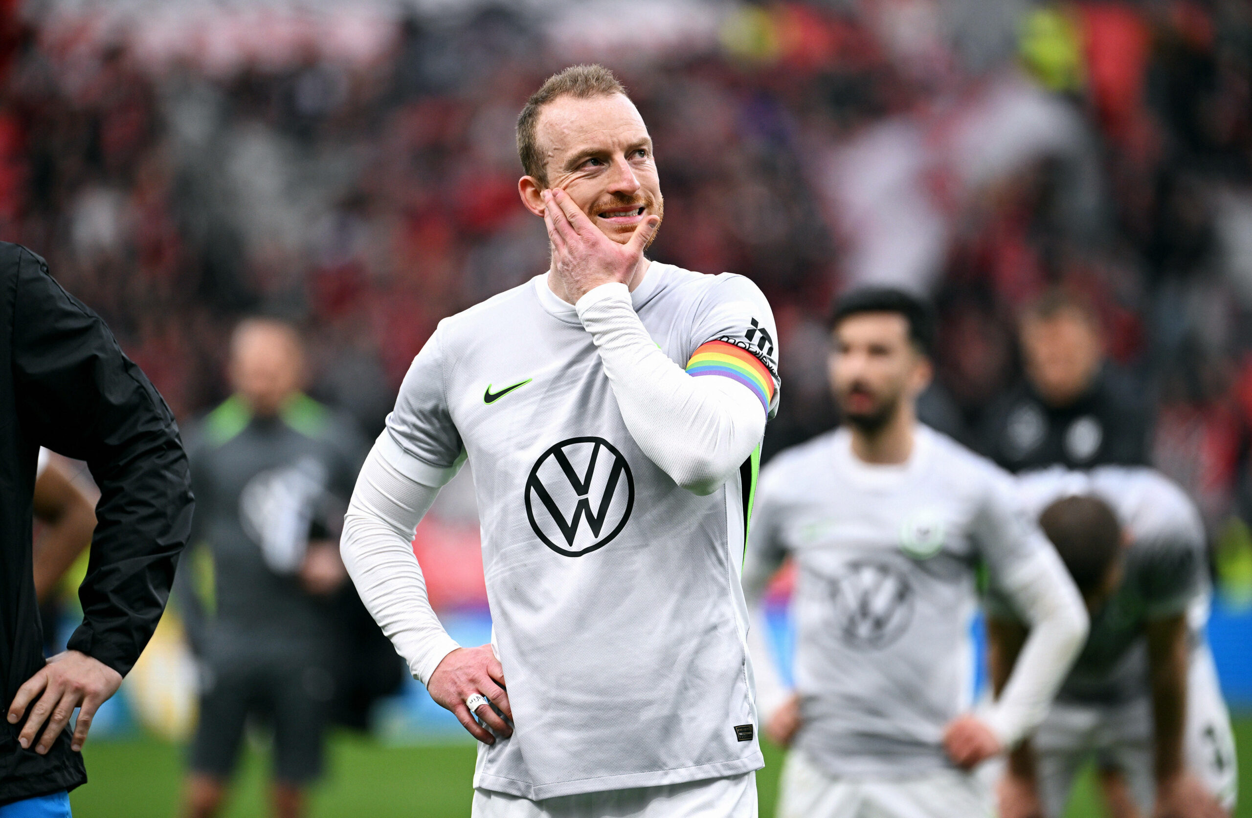 Wolfsburgs Maximilian Arnold greift sich ans Kinn.