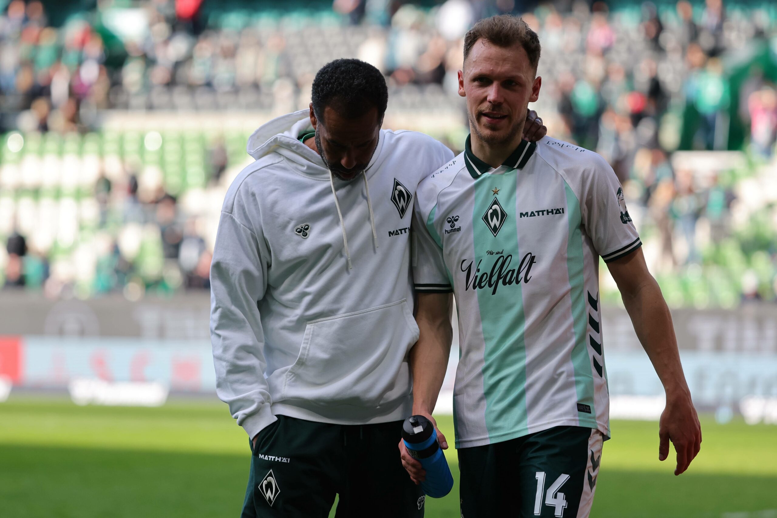 Werder-Trainer Daniel Thioune tröstete nach Abpfiff Senne Lynen.