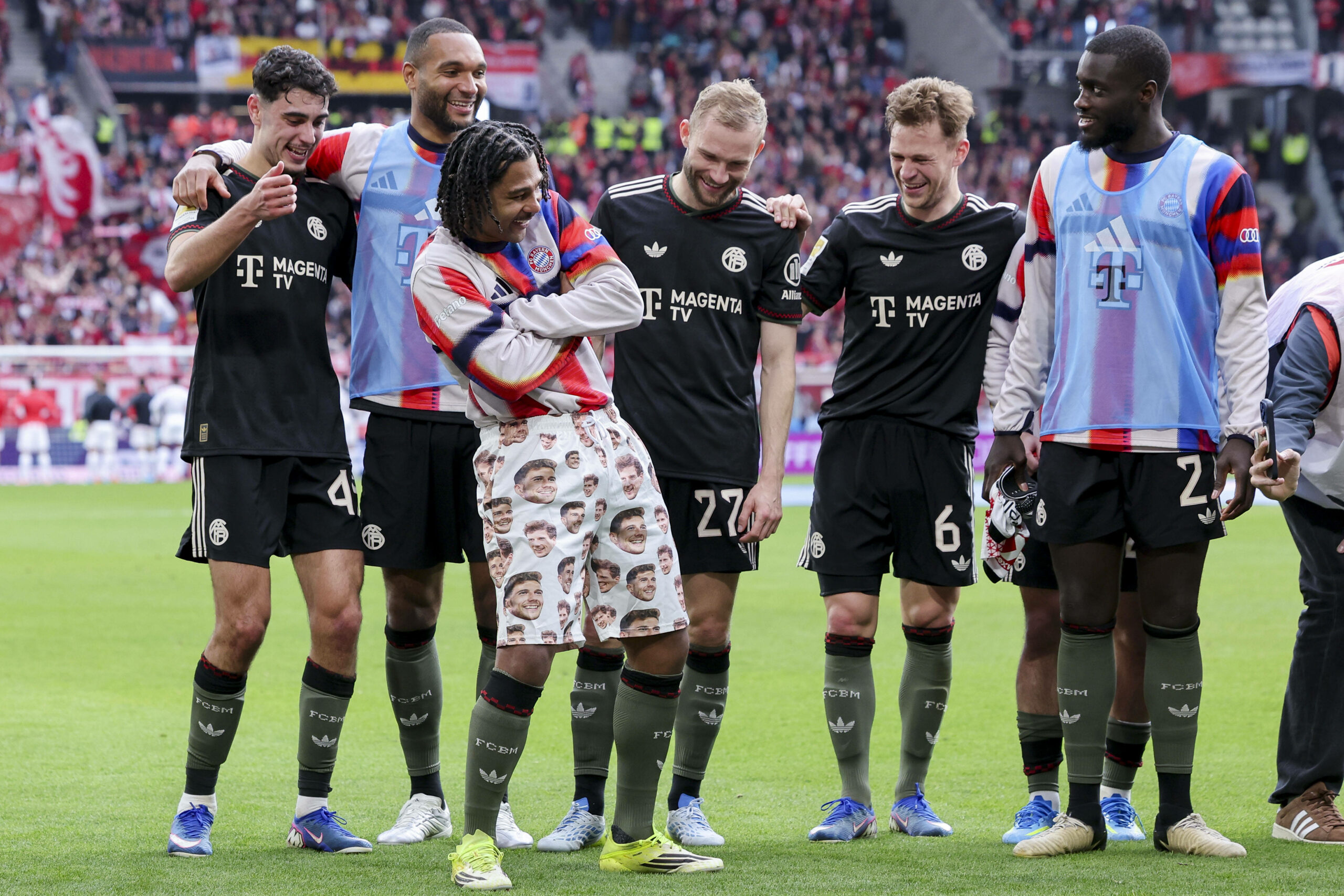 Die Bayern-Stars lachen über die Goretzka-Hose von Serge Gnabry
